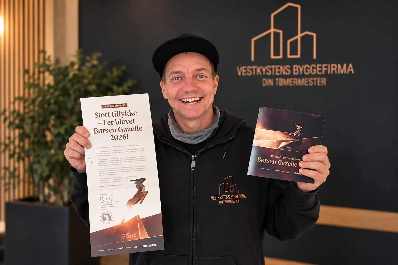 Tømrermester Morten Uotila smiler foran firmaets logo med beviset på Børsen Gazelle 2026